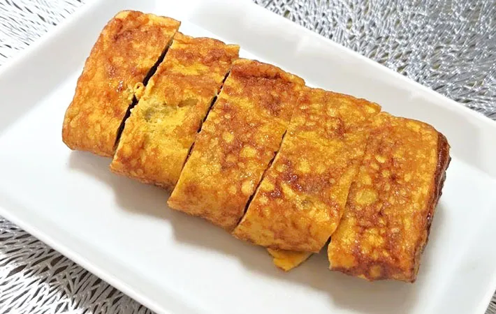 玉子焼きをカットし、皿に盛り付けた画像（撮影：キジカク）