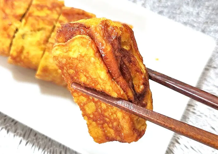 玉子焼きを箸で持ち上げている画像（撮影：キジカク）