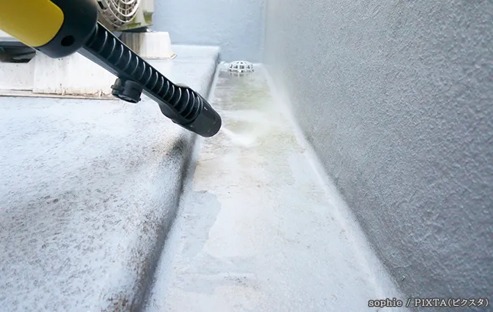 ベランダの排水溝を掃除する写真