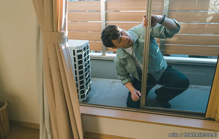 窓を確認する人の写真