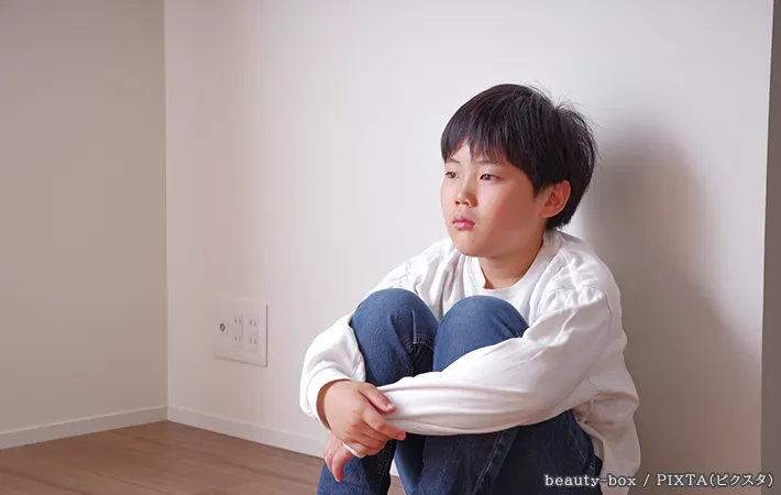 座っている子供の写真