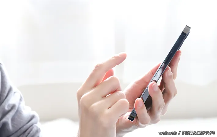 スマホで連絡をする写真