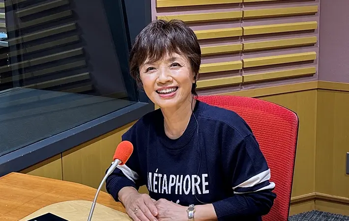 榊原郁恵さんがラジオ放送をしている様子