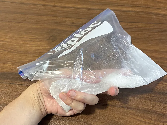 尿素と水を入れてつぶしたジッパー袋（撮影：grapeライフハック編集部）