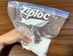 尿素と水を入れたジッパー袋をつぶす場面（撮影：grapeライフハック編集部）
