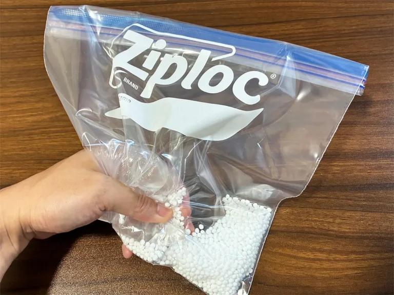尿素と水を入れたジッパー袋をつぶす場面（撮影：grapeライフハック編集部）