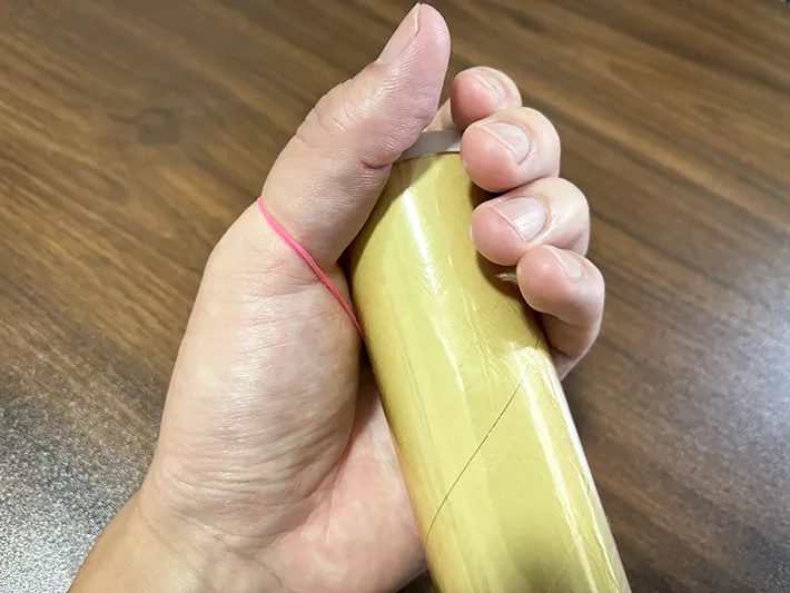 輪ゴムを引っ掛けた手でラップを握る場面（撮影：grapeライフハック編集部）