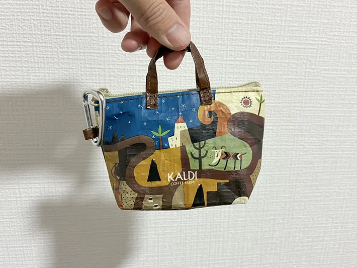 指で持ったカルディのミニバッグ（撮影：grape編集部）