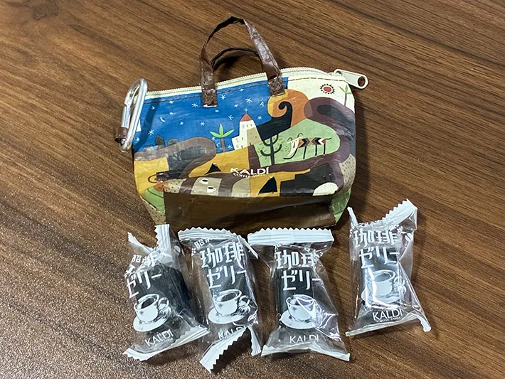 机に置かれたミニバッグと中身のコーヒーゼリー（撮影：grape編集部）