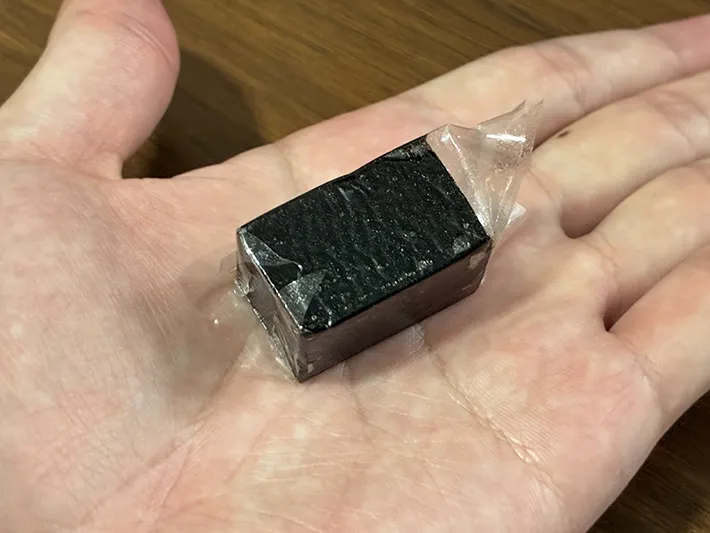 手のひらに乗せたコーヒーゼリー（撮影：grape編集部）