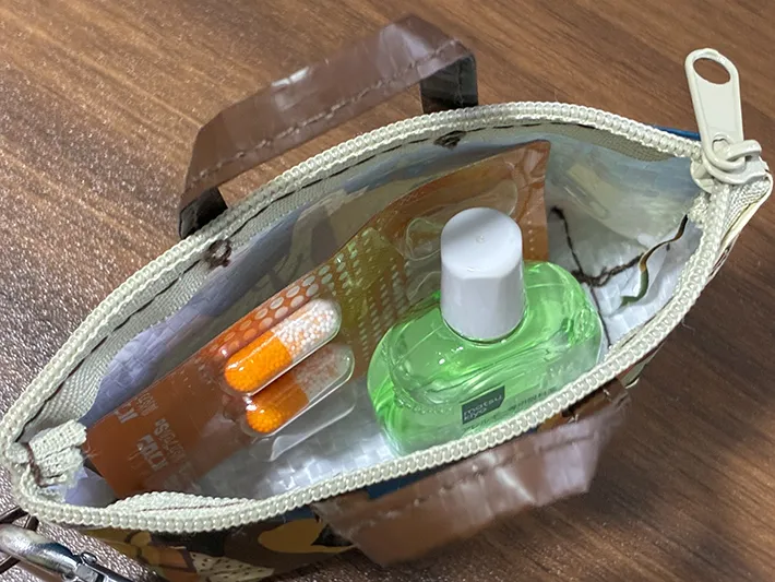 医薬品を入れたミニバッグ（撮影：grape編集部）