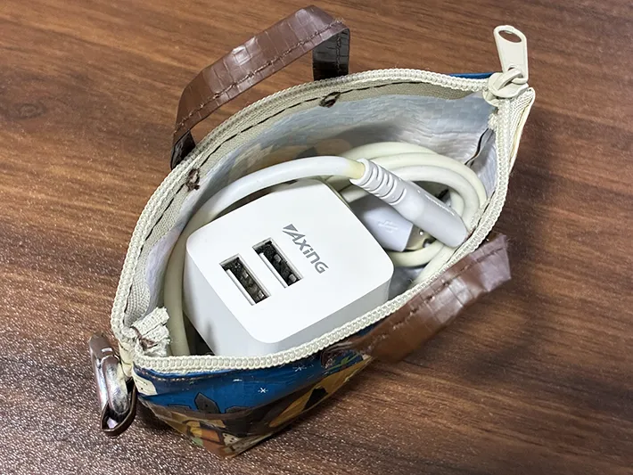 スマホの充電ケーブルを入れたミニバッグ（撮影：grape編集部）