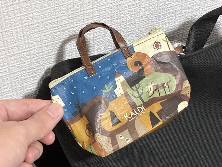 カラビナでバッグに取りつけたミニバッグ（撮影：grape編集部）