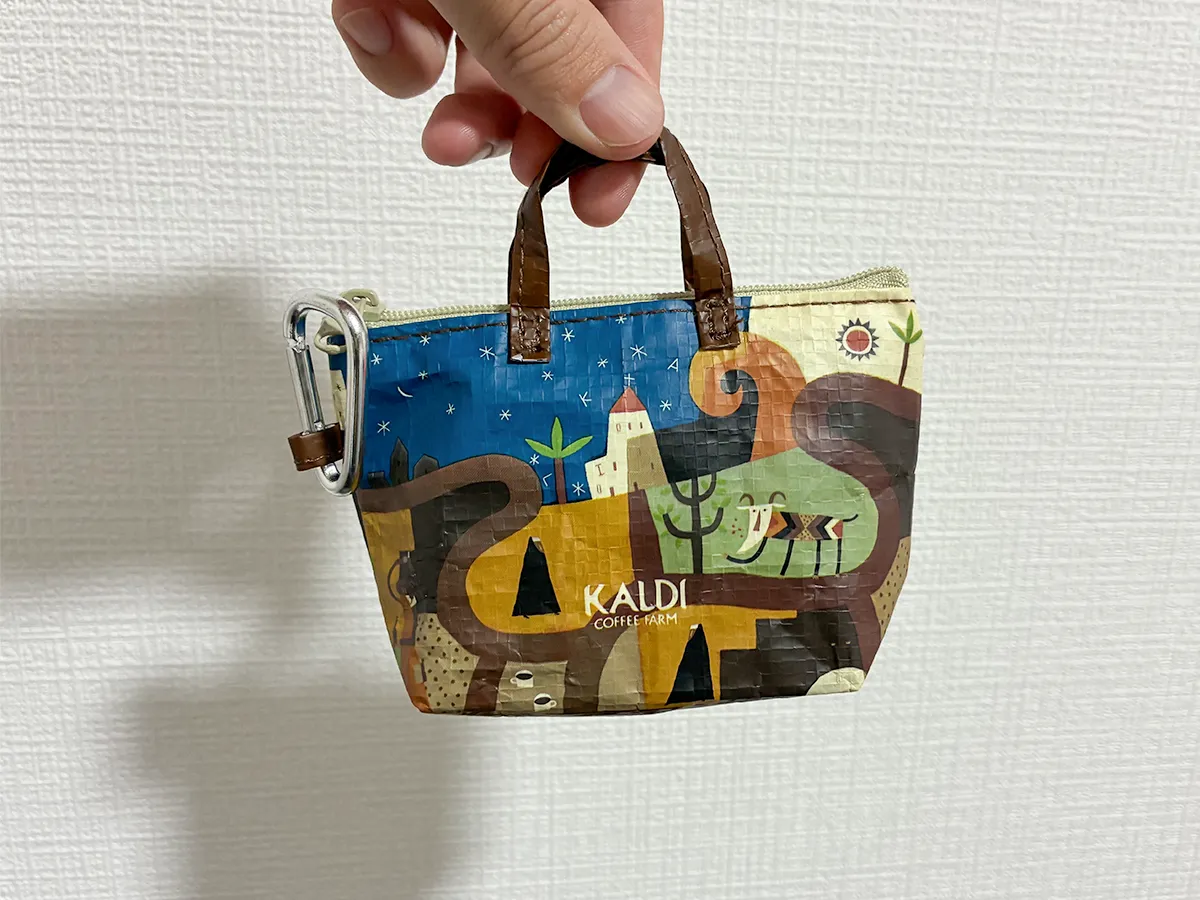 指で持ったカルディのミニバッグ(撮影:grape編集部)