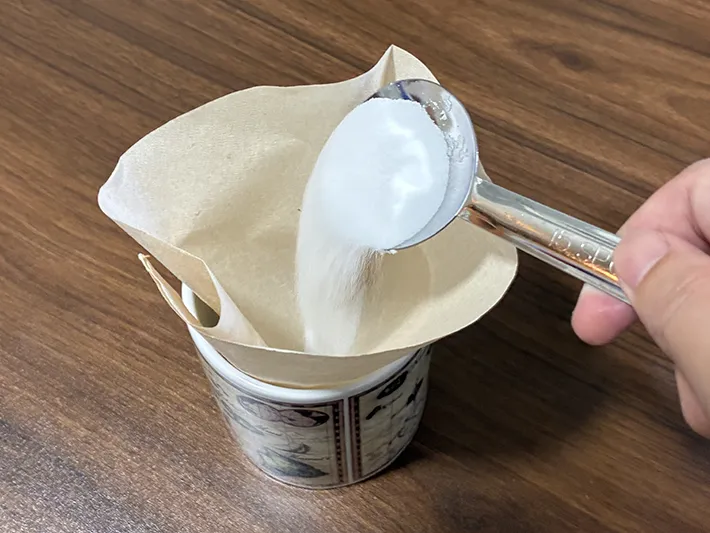 コーヒーフィルターに重曹を入れる場面（撮影：grapeライフハック編集部）