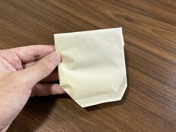 重曹とコーヒーフィルターを活用した簡易消臭剤（撮影：grapeライフハック編集部）