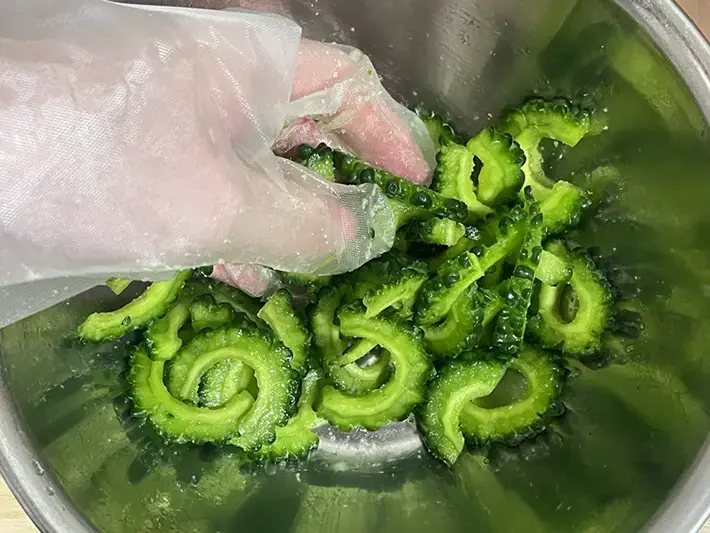 ゴーヤを塩揉みする写真（撮影：grapeフード編集部）