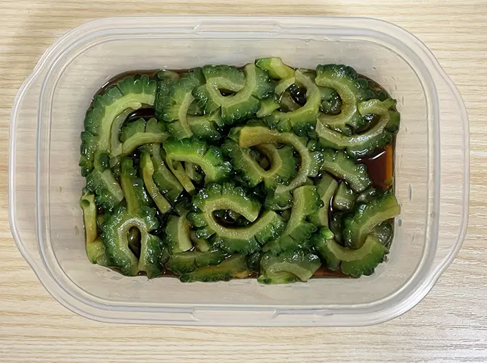 『味ぽん』にゴーヤを漬けた写真（撮影：grapeフード編集部）