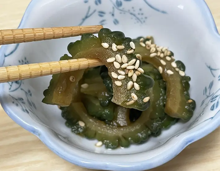 『味ぽん』で漬けたゴーヤを食べる写真（撮影：grapeフード編集部）