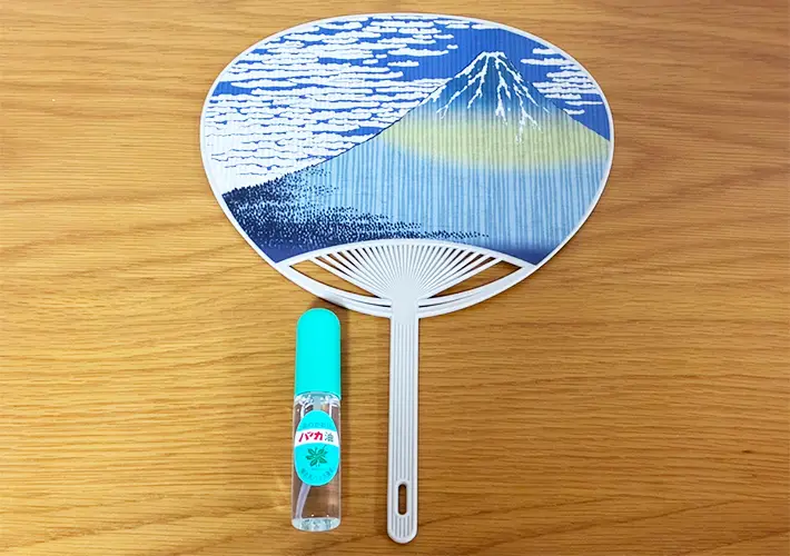 うちわとハッカ油の写真（撮影：grapeライフハック編集部）
