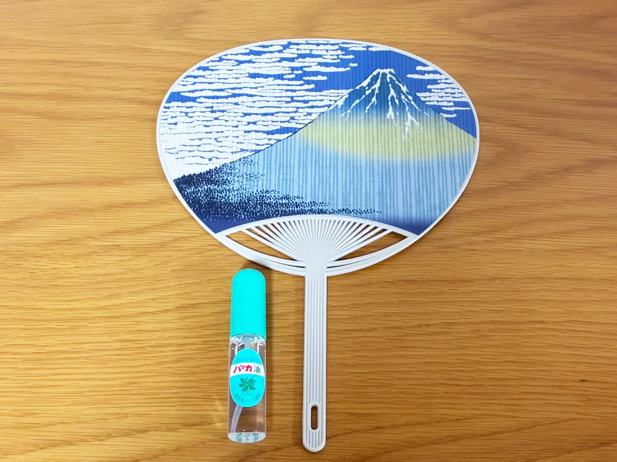 うちわとハッカ油の写真（撮影：grapeライフハック編集部）