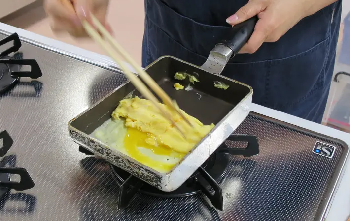 玉子焼きを作る写真（撮影：エフシージー総合研究所）