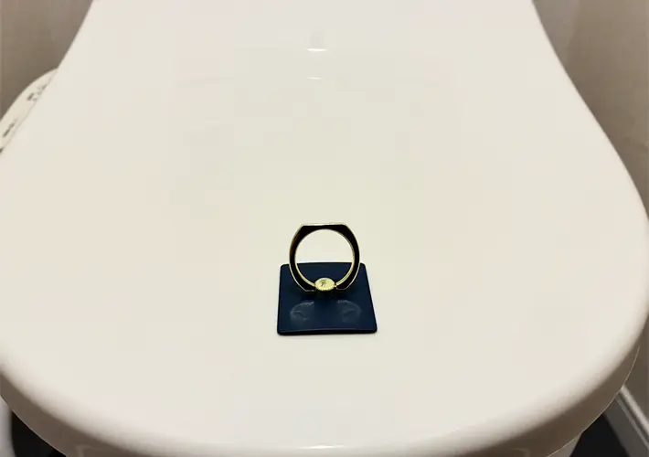 スマホリングのトイレ活用写真（撮影：grapeライフハック編集部）