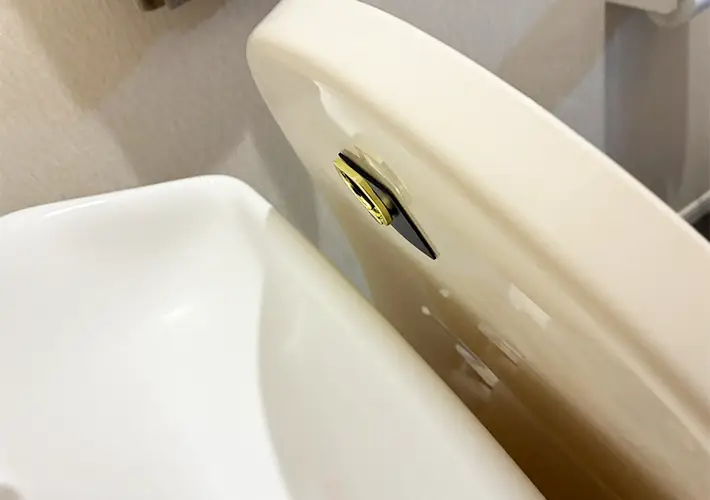 スマホリングのトイレ活用写真（撮影：grapeライフハック編集部）