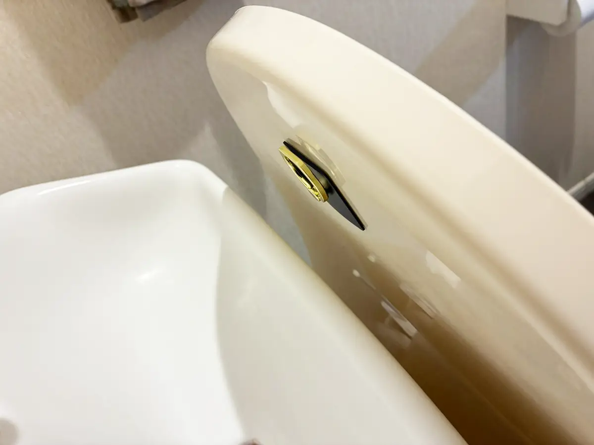 スマホリングのトイレ活用写真(撮影:grapeライフハック編集部)