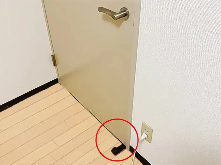 ドアストッパーを使っている写真（撮影：grapeライフハック編集部）