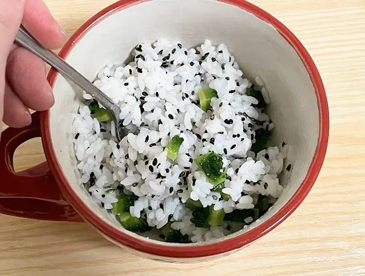 ご飯、ゴーヤ、ゴマ塩を混ぜる写真（撮影：grapeフード編集部）