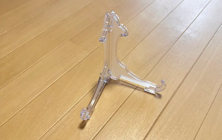 ダイソーのイーゼルの写真（撮影：grapeライフハック編集部）