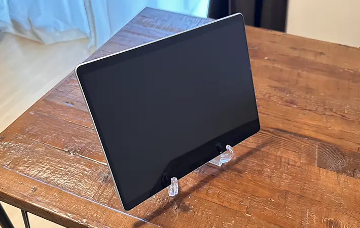 イーゼルをタブレットスタンド代わりにしている写真（撮影：grapeライフハック編集部）
