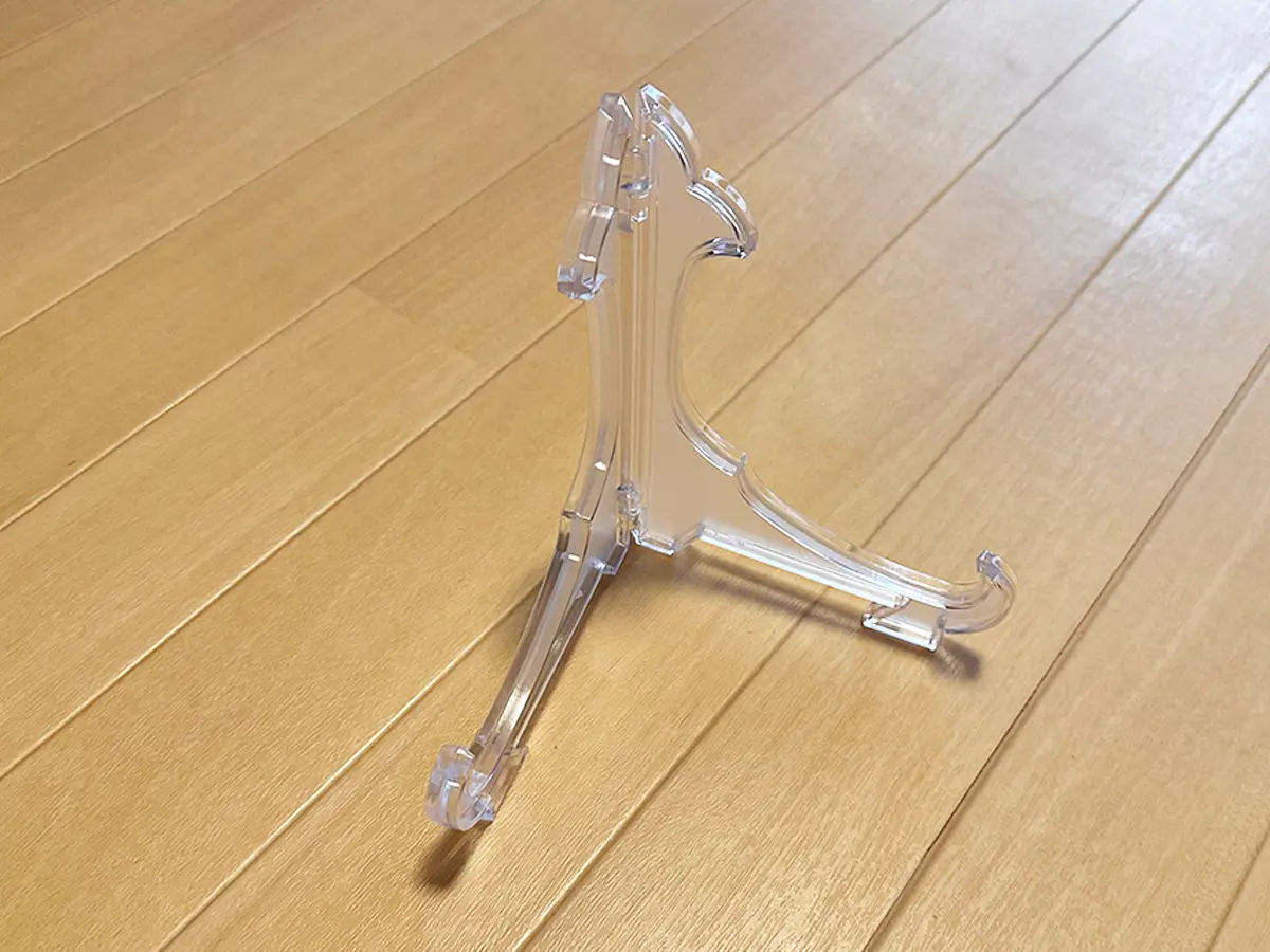 ダイソーのイーゼルの写真（撮影：grapeライフハック編集部）