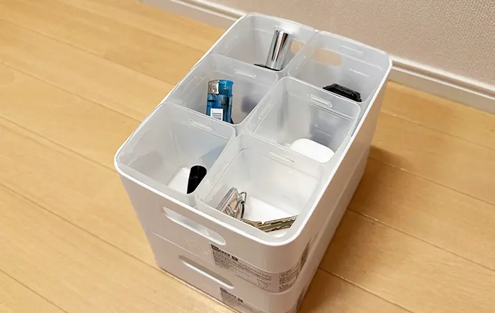 ダイソーの収納ボックスとくつした整理カップを組み合わせた写真（撮影：grapeライフハック編集部）