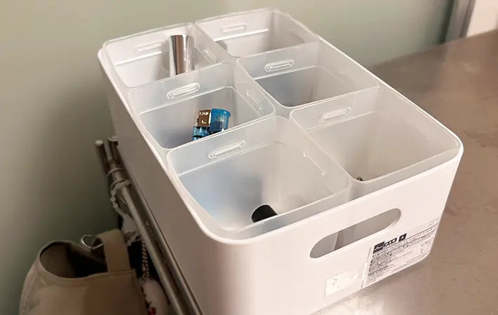 ダイソーの収納ボックスとくつした整理カップを組み合わせた写真（撮影：grapeライフハック編集部）