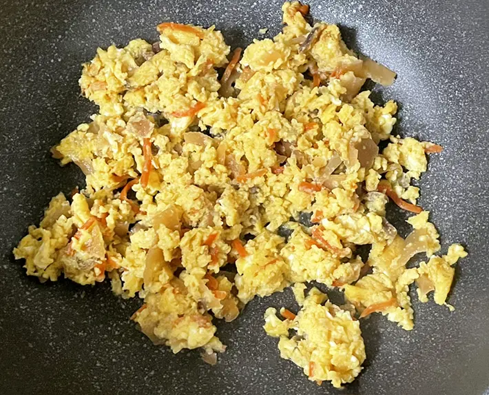 卵とちらし寿司の素を混ぜて焼く写真（撮影：grapeフード編集部）