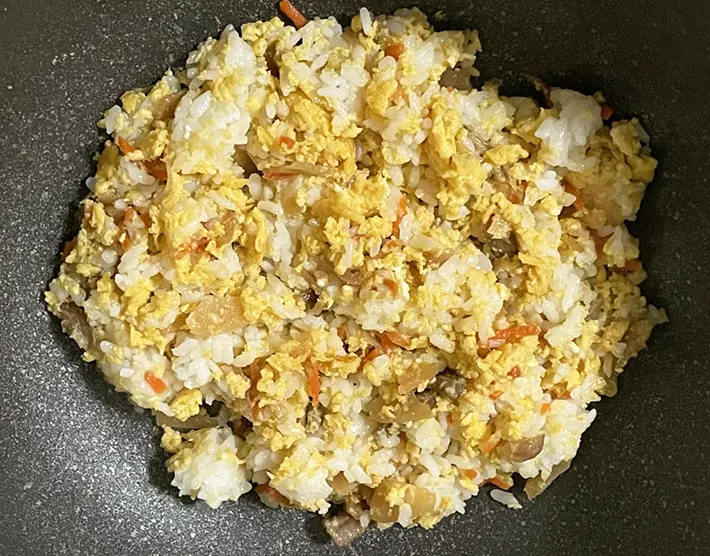 ご飯、卵、ちらし寿司の素をフライパンで炒める写真（撮影：grapeフード編集部）