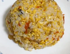 ちらし寿司の素を入れた焼き飯の写真（撮影：grapeフード編集部）