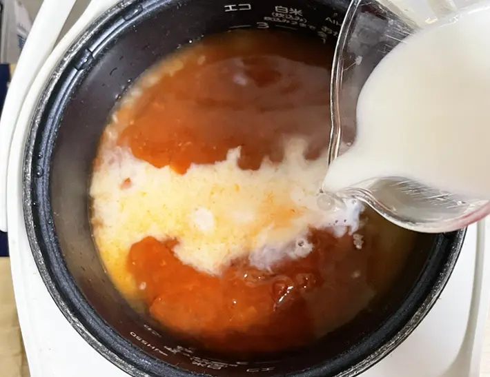 ミートソースや牛乳を炊飯器の内釜に入れる写真（撮影：grapeフード編集部）