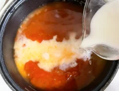 ミートソースや牛乳を炊飯器の内釜に入れる写真（撮影：grapeフード編集部）