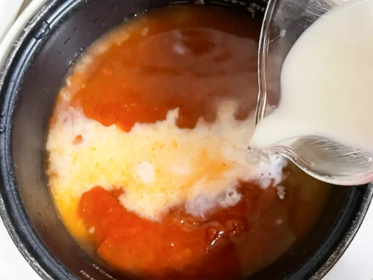 ミートソースや牛乳を炊飯器の内釜に入れる写真（撮影：grapeフード編集部）