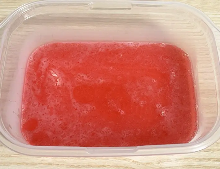 ゼラチンと混ぜたかき氷シロップなどを保存容器に入れる写真（撮影：grapeフード編集部）