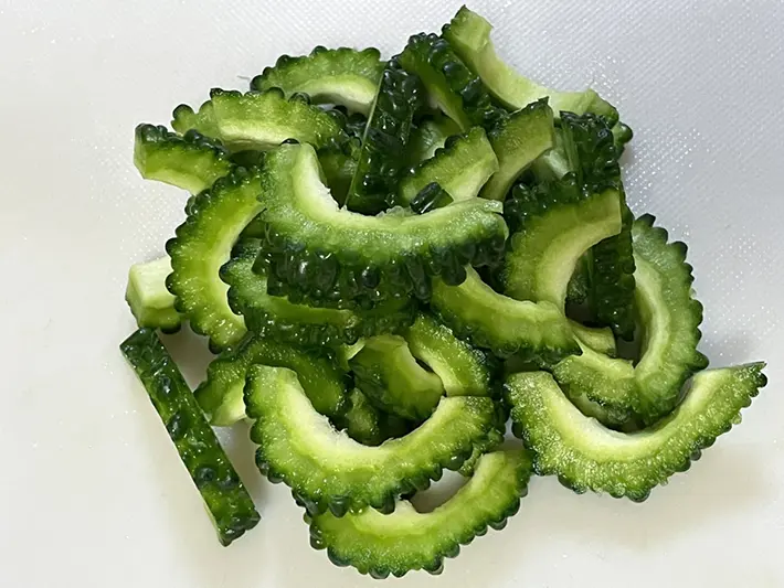 カットしたゴーヤの写真（撮影：grapeフード編集部）