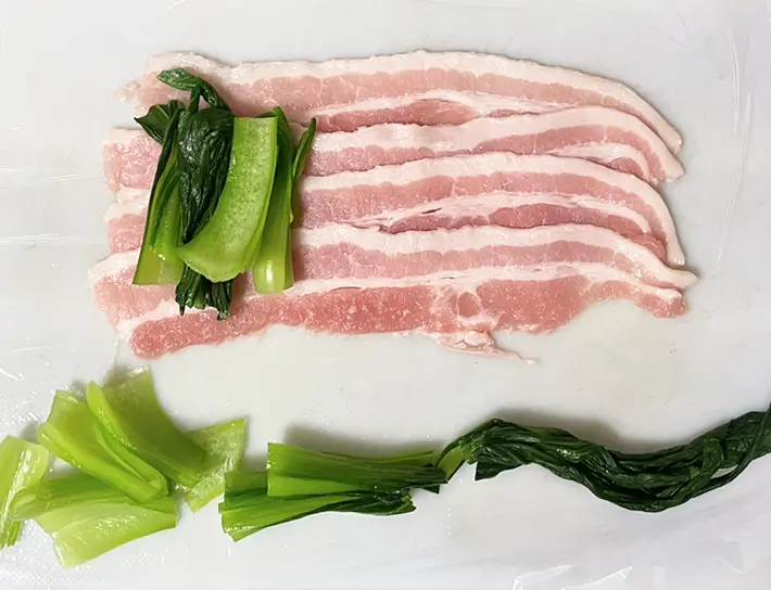 チンゲン菜を豚バラ肉で巻く写真（撮影：grapeフード編集部）