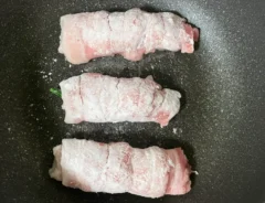 チンゲン菜の肉巻きを焼く写真（撮影：grapeフード編集部）