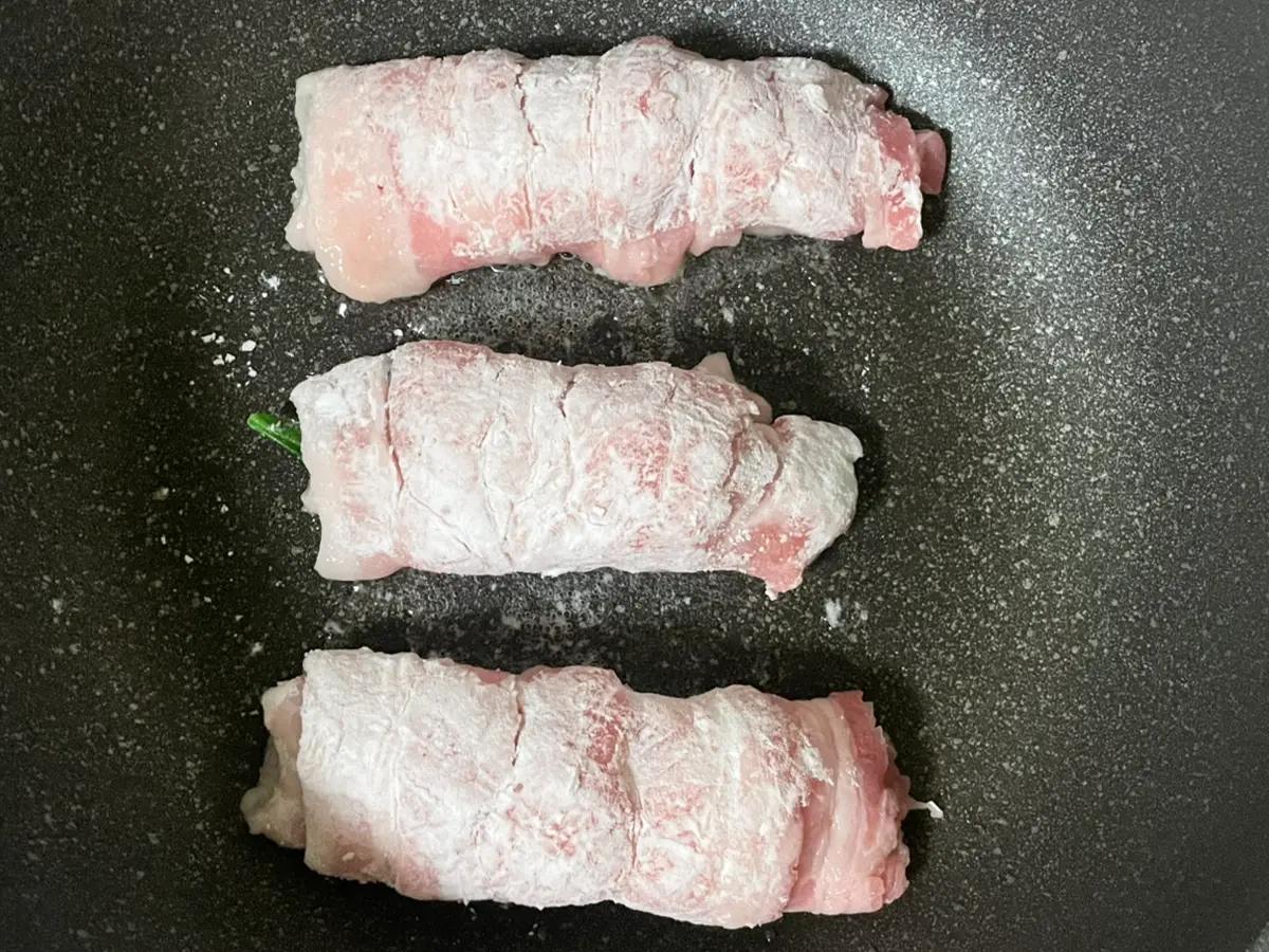 チンゲン菜の肉巻きを焼く写真(撮影:grapeフード編集部)