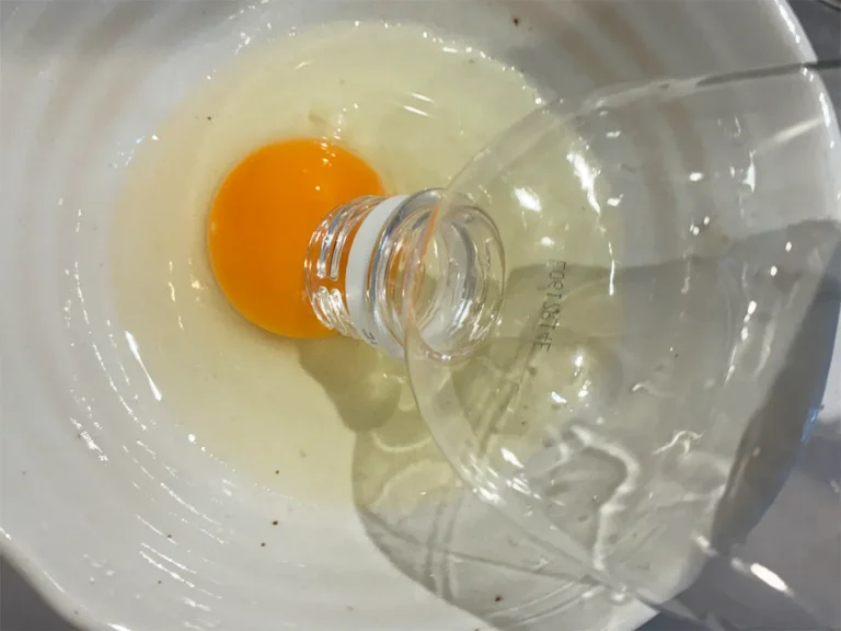卵の卵黄に近づけたペットボトル（撮影：grapeライフハック編集部）