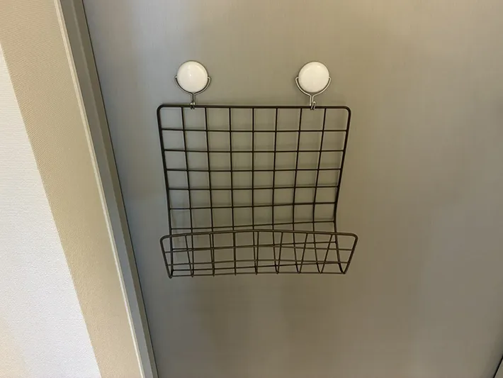 玄関でマグネットフックに引っかけたワイヤーネット（撮影：grapeライフハック編集部）