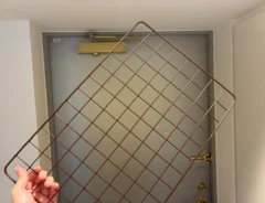 玄関で手に持ったワイヤーネット（撮影：grapeライフハック編集部）